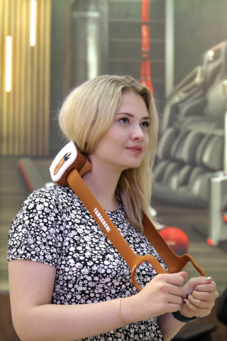 Девушка рекламирует товар