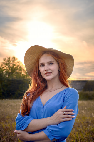 девушка в поле