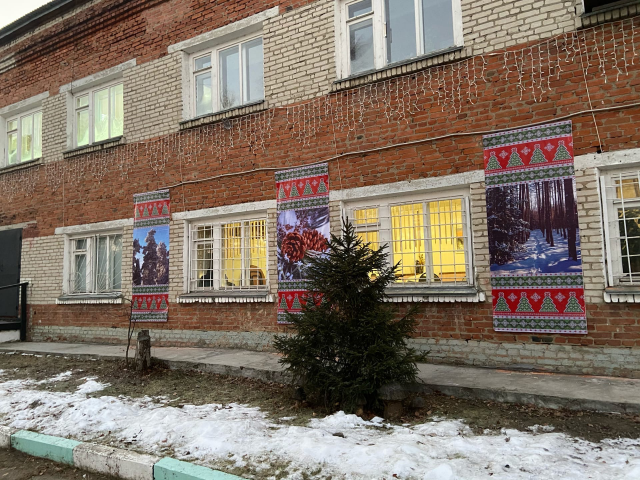 Зимнее украшение административного здания