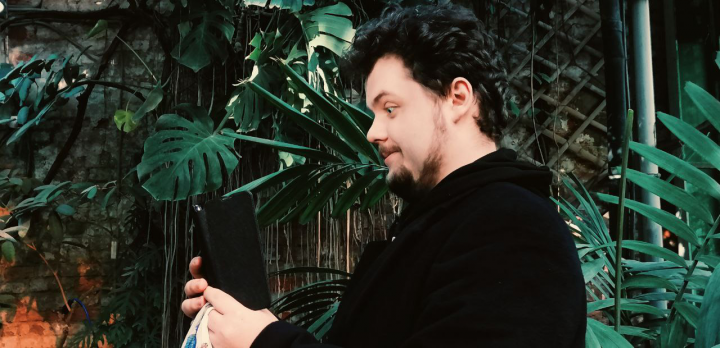 Фотография портретная мужчины в саду