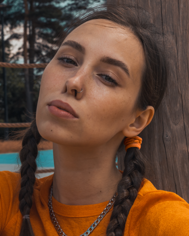 Портрет девушки на спортивной площадке.