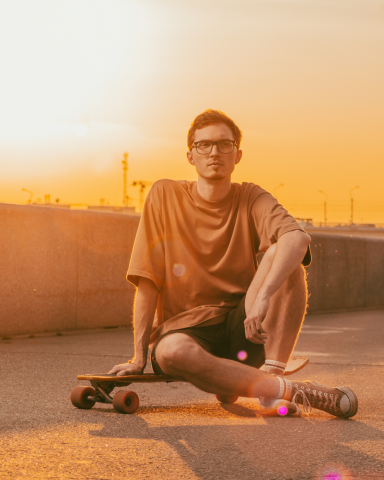 Парень с лонгбордом на набережной.