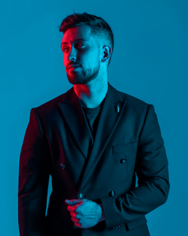 Парень на синем фоне