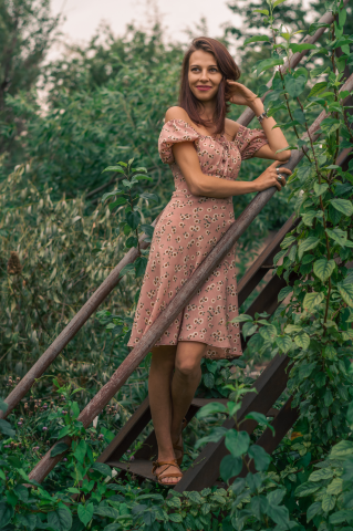 Девушка на фоне зелени.