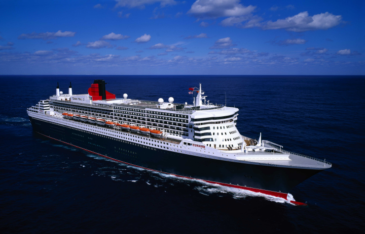 Красивый остров в океане - круизный лайнер «Queen Mary 2»