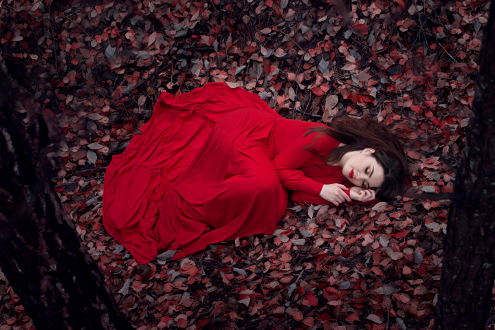 Девушка в красном