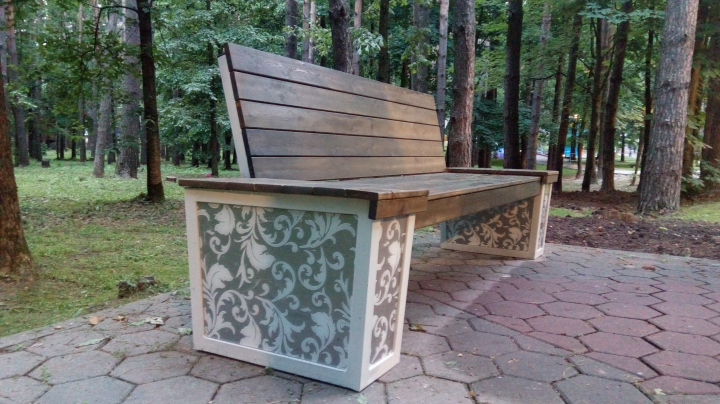 Скамья в парке Елочки