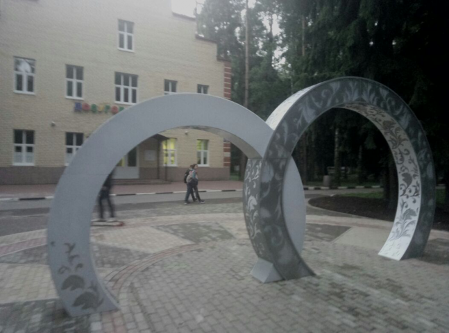 Обручальные кольца-арка в парке Елочки
