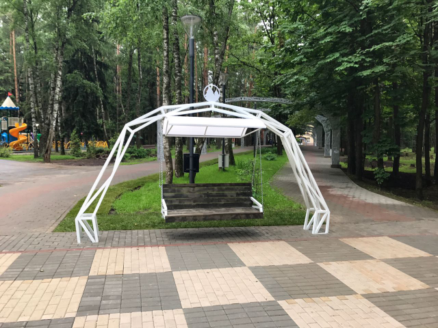 Качели на Аллее Любви в г. Домодедово
