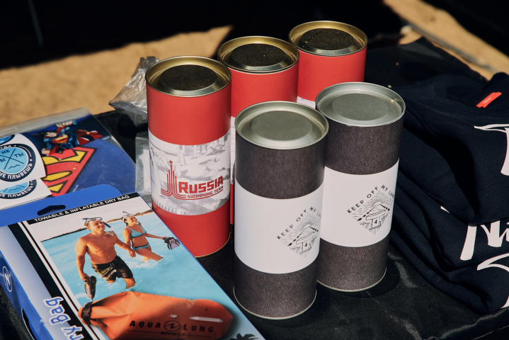 Дизайн тубусов для упаковки футболок