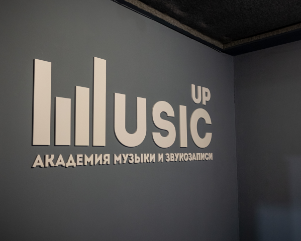Логотип для академии Music Up