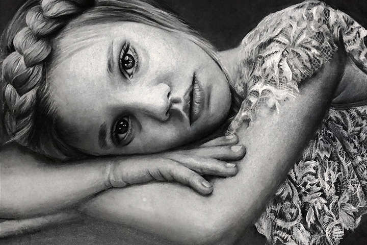 Девочка в кружевном платье