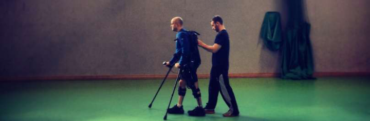 Полностью парализованный мужчина пошел в экзоскелете