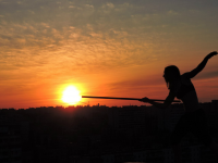 над городом в след уходящему солнцу