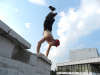 в стойке на руках