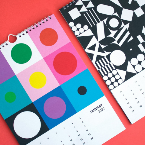 Красочный настенный календарь с геометрическим рисунком на 2022