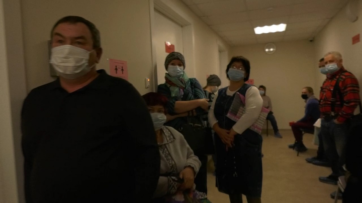 Сюжет "Очередь в амбулаторно-ковидном центре".