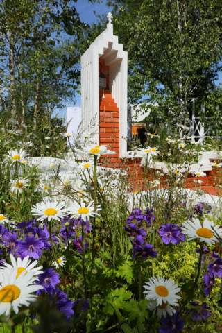 Сад с мини-часовней