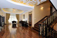 кованая лестница в интерьере холла