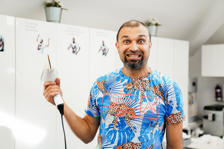 Стилист: волосы и брови