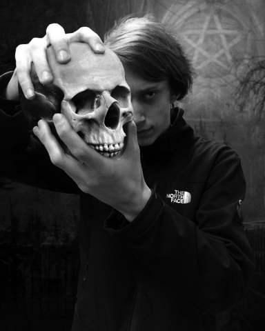 Реалистично прифотошопил череп, версия чб