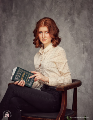 "Портрет с книгой"