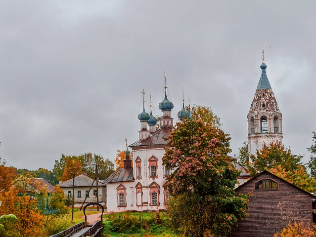 Церковь в красках осени