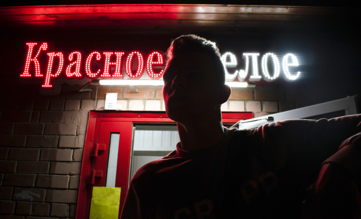 В свете неона