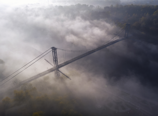 Подвесной мост в тумане