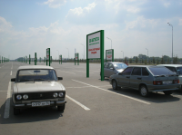 Массив рекламных конструкций на автостоянке Ипподрома.