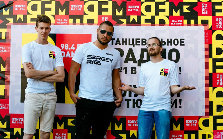 Фирменные футболки и банер
