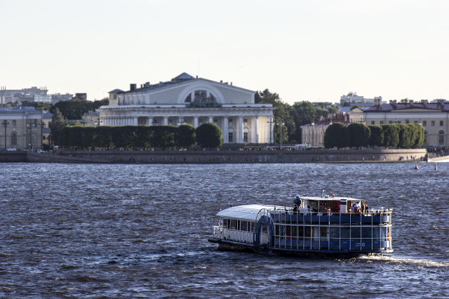 Корабль на Неве