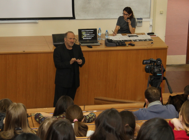 Переводчик профессора университета Маастрихта Германа Кингма