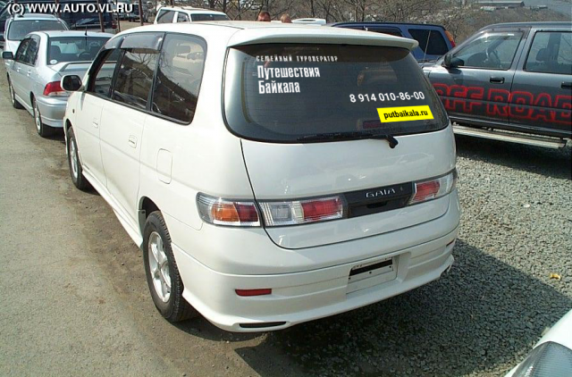 Реклама «Путешествий Байкала» на стекле багажника