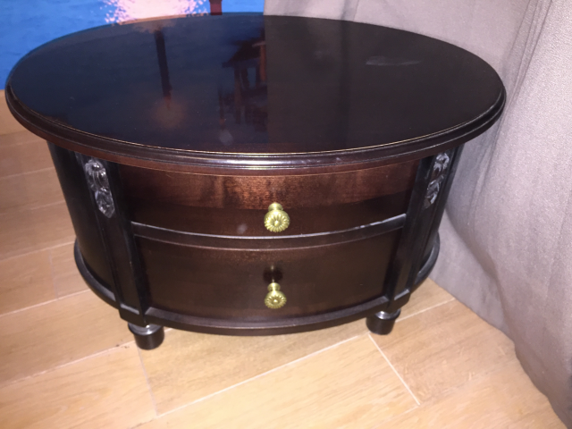 Овальная тумбочка из массива березы цвета махаон для спальни