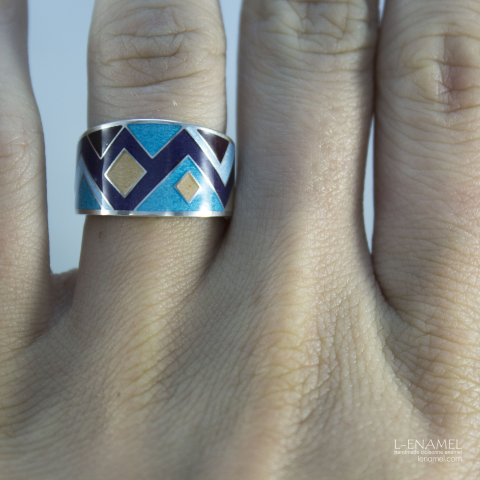 Кольцо с узором. Горячая перегородчатая эмаль, серебро