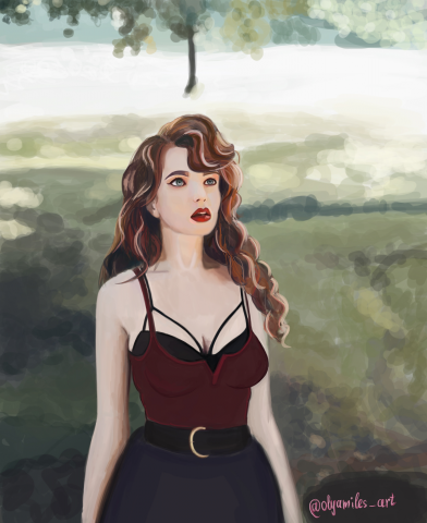 Кудрявая рыжая девушка в платье