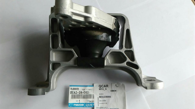 Опора двигателя правая Mazda 3 BK 1.6 подушка, BEA239060