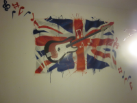 Оформление стены в британском стиле