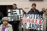 Жители района Матвеевское с плакатами против точечной застройки