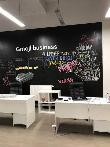 доска в офисе Gmoji