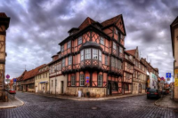 En droem om ett gammalt korsvirkeshus (DE->SV)