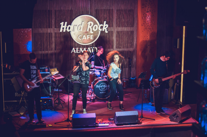 Живое исполнение в Hard Rock Cafe