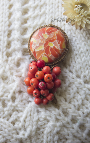 Брошь из полимерной глины с рябиной