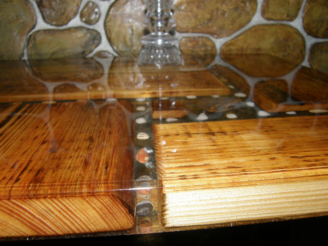 Стол с эпоксидной смолой.