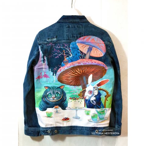 Роспись джинсовки "Алиса в стране чудес". Ручная роспись акрилом