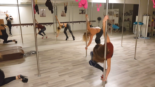 Реклама школы танцев Schoko Pole Dance