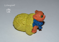 Кот в шапке из пластики