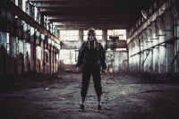 Постановочное фото - Человек в противогазе