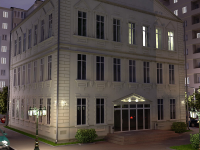 Административное здание ночью
